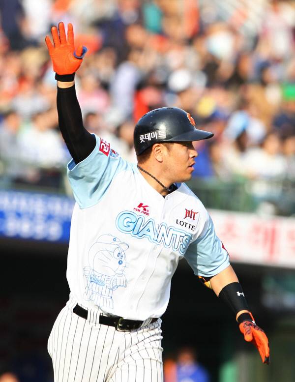 도라에몽이 그려진 유니폼을 입은 롯데 강민호. 롯데 자이언츠 제공