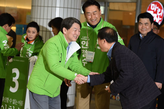 ⓒ시사IN 신선영 : 국민의당은 서울 지역 49개 선거구 중 42곳에 후보를 냈는데 이 가운데 선두권을 형성한 후보는 안철수 대표가 사실상 유일하다. 몇몇 2위권 그룹 후보들이 단일화 추진을 선언했다.