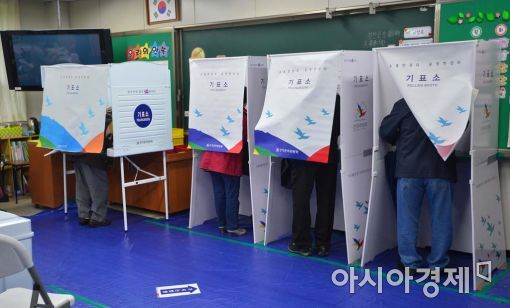20대 국회의원 선거가 진행되고 있는 유권자들이 기표소에서 투표를 하고 있다.