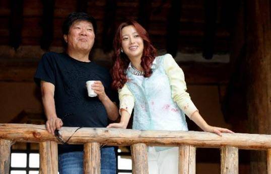 그 동안 드라마 외주제작사들은 주로 방영권을 가진 지상파 방송사들에게 의존했기 때문에 작품이 흥행에 성공해도 적자에 허덕인 경우가 많았다. 모래시계 등을 연출한 스타PD였던 고(故) 김종학 감독(왼쪽)은 드라마 ‘태왕사신기’ 제작 이후 재정난에 허덕이다 스스로 삶을 마감하기도 했다./조선일보DB