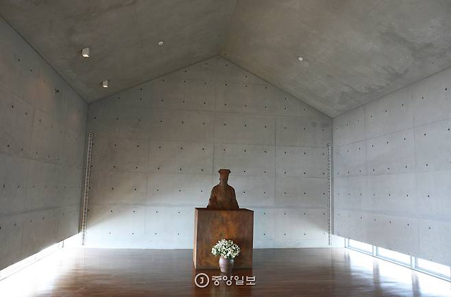 추사기념관 ‘추사관’에 있는 추사 흉상. 추사관은 건축가 승효상의 작품이고, 흉상은 화가 임옥상의 작품이다.