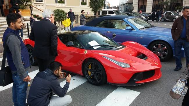 몬테카를로 카지노 앞에 주차된 라페라리. 차 주변에서 촬영 중인 관광객들