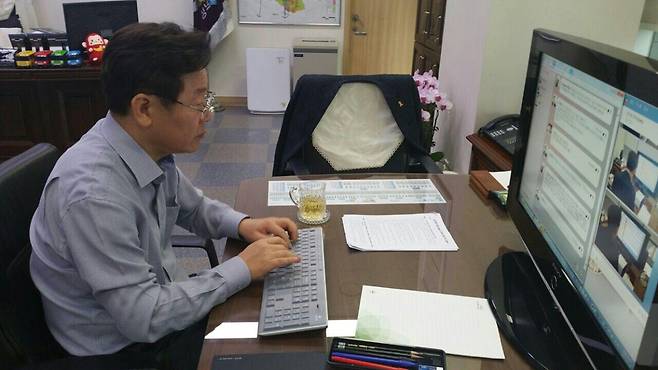 정치BAR 신개념 메신저 인터뷰 ‘라이브 톡‘에 출연한 이재명 성남시장