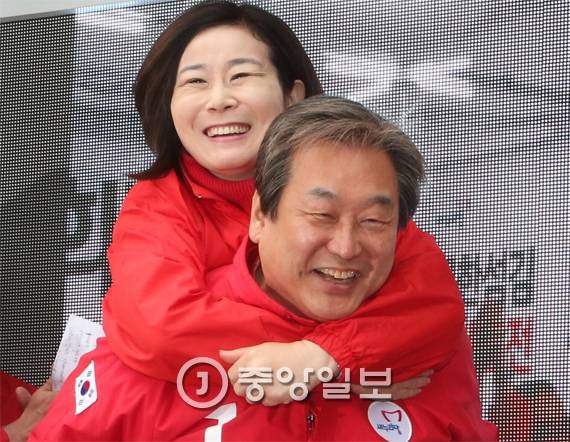 김무성 새누리당 전 대표가 지난 11일 부산 중구 연산동에서 열린 김희정 후보 지원 유세에서 김후보를 업고 지지를 호소하고 있다. [사진 송봉근 기자]