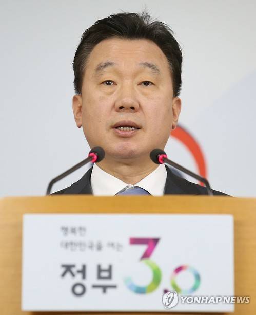 답변하는 정준희 통일부 대변인 (서울=연합뉴스) 정준희 통일부 대변인이 18일 오전 서울 세종로 정부서울청사에서 열린 정례브리핑에서 미사일, 탈북 등과 관련한 기자들의 질문에 답하고 있다.