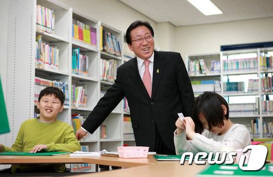 19일 민병희 강원도교육감이 강원명진학교를 찾아 학생들과 함께 즐거운 수업을 진행했다.(강원도교육청 제공)2016.4.19/뉴스1  © News1