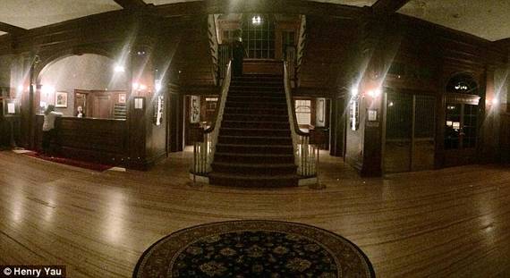 헨리 야우가 촬영한 사진. 계단 위에 한 여성이 서 있는 모습이 보인다. [헨리 야우 페이스북]