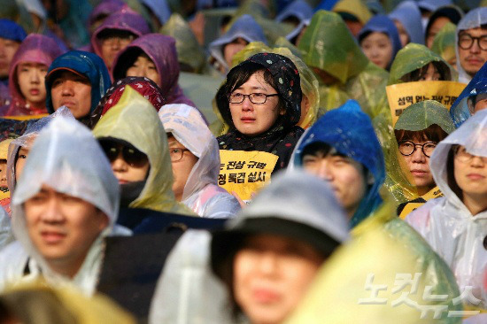 세월호 참사 2주기인 지난 16일 오후 서울 광화문광장에서 열린 ‘범국민 추모 문화제’ 에 참석한 한 시민이 눈물을 흘리고 있다. (사진=황진환 기자)