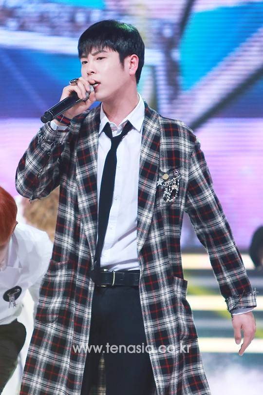 그룹 블락비 멤버 피오가 20일 오후 경기도 고양시 일산동구 장항동 일산 MBC에서 진행된 ‘쇼!챔피언’에 출연해 멋진 무대를 선보이고 있다.