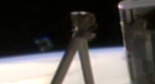 지구의 지평선위로 희미한 4각형 물체가 보인다. 사진=나사