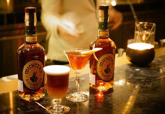 포시즌스 서울 ‘찰스 H’에서 초청한 에릭 카스트로가 만든 위스키 베이스 칵테일.