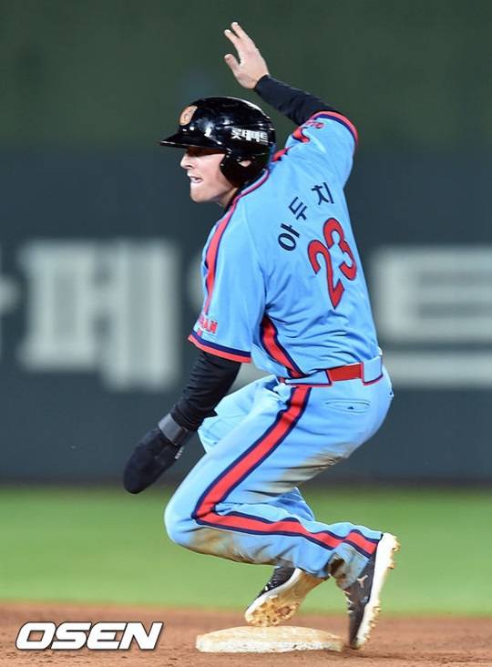 한화전에서 도루 3개를 성공시킨 롯데 자이언츠 짐 아두치(31)