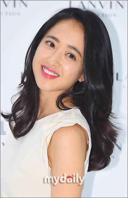 ▲ 김민정, '미소로 백화점 밝혀볼게요'