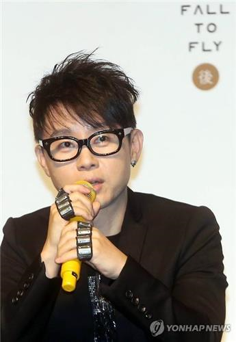 (서울=연합뉴스) 김수진 기자 = 가수 이승환이 21일 오후 서울 이화여자대학교 삼성홀에서 열린 신곡 '10억 광년의 신호' 발표 쇼케이스에서 취재진의 질문에 답하고 있다. 2016.4.21