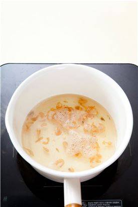 3. 냄비에 물 2컵을 넣고 마른 새우를 넣어 끓으면 2를 넣어 끓인다.