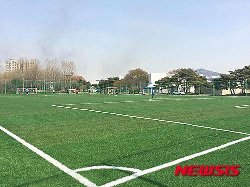 【서울=뉴시스】서울시 성동구 중랑물재생센터 내 축구장 모습. 2016.04.22.   (사진 = 서울시 제공)   photo@newsis.com