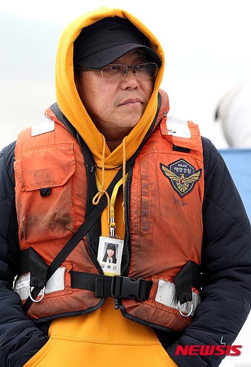 【진도=뉴시스】신대희 기자 = 4·16가족협의회 유경근 집행위원장이 23일 오후 전남 진도군 관매도 사고 해역을 찾아 인양 바지선을 바라보고 있다. 2016.04.23.    sdhdream@newsis.com