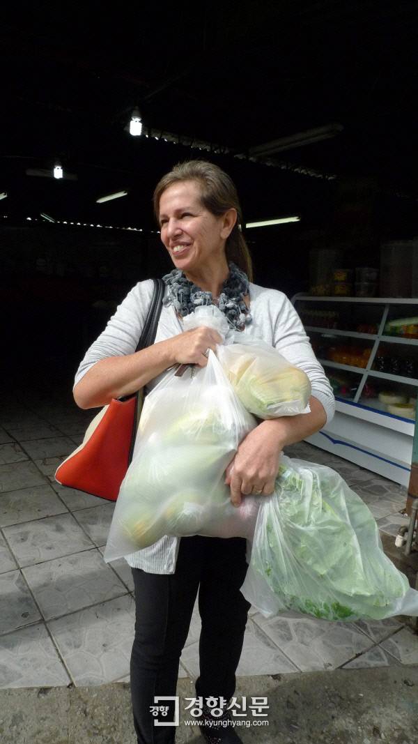 산타루지아 부촌에 사는 안드레아(53)는 5년 전부터 빈민가의 ABC마켓을 이용했다. 그는 퇴직 전 약사로 일했고 남편은 현재 엔지니어로 일한다. 그는 “집 근처 마트와 비교하면 가격도 싸고 질도 나쁘지 않다”며 이곳을 찾는 이유를 설명했다. 벨루오리존치(브라질)| 정희완 기자 roses@kyunghyang.com