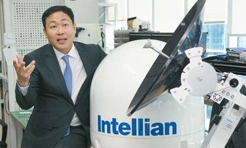성상엽 인텔리안테크놀로지스 대표가 위성안테나를 설명하고 있다. [이승환 기자]