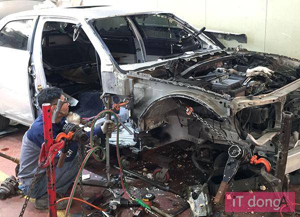 자동차 수리 작업 모습