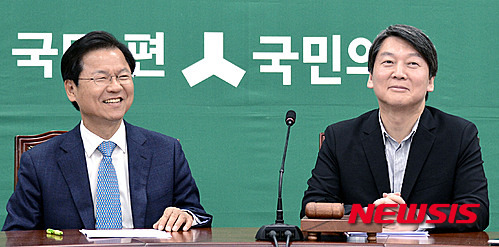 【서울=뉴시스】홍찬선 기자 = 국민의당 안철수-천정배 공동대표가 25일 오전 서울 여의도 국회에서 최고위원회 회의를 주재하며 참석자들의 발언을 경청하고 있다. 2016.04.25.   mania@newsis.com