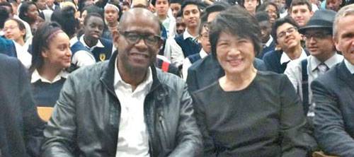 도영심 스텝재단 이사장(오른쪽)과 배우 포리스트 휘터커가 지난 22일 미국 뉴욕 브롱스고등학교에서 배움의 중요성을 강조했다. [사진 제공 = 스텝재단]