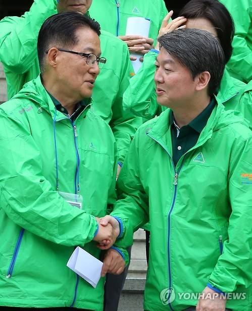 악수하는 안철수와 박지원      (양평=연합뉴스) 황광모 기자 = 국민의당 안철수 공동대표와 20대 국회 원내대표에 추대된 박지원 의원이 27일 오전 경기도 양평 한화리조트에서 열린 당선인 워크숍 선언문을 발표한 뒤 악수하고 있다.