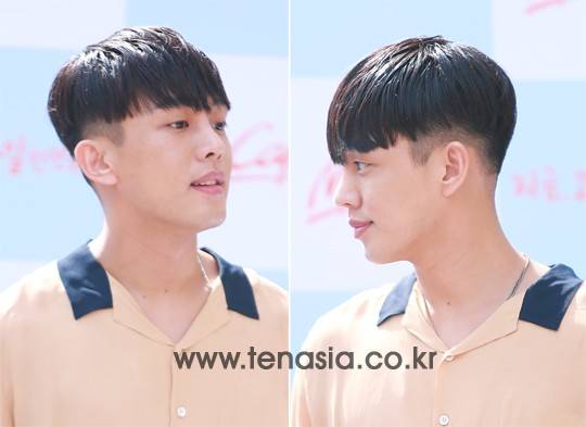 배우 유아인이 28일 오후 서울 종로구 관훈동 맥도날드 관훈점에서 열린 ‘맥카페 스무디&프라페 10만잔 판매 돌파 기념 행사’에 참석해 포토타임을 갖고 있다.