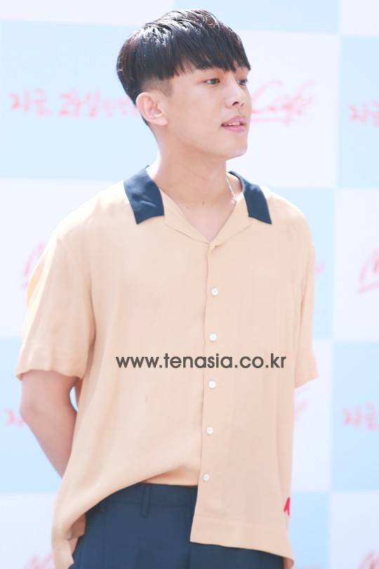 배우 유아인이 포토타임을 갖고 있다.