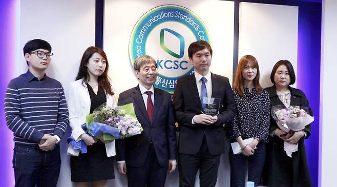 채널i `기술인류, 끝없는 진화` 프로그램 제작 팀. 박효종 방송통신심의위원장(왼쪽 세 번째), 오창길채널i PD(왼쪽 네 번째)