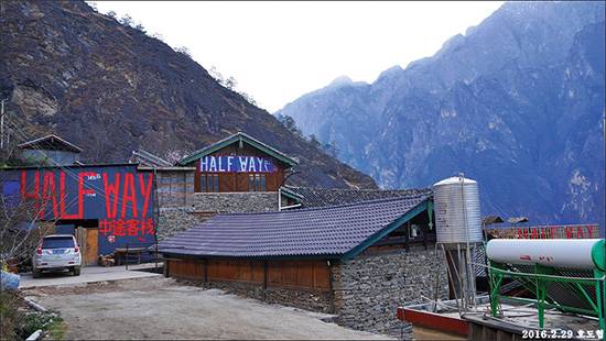 중국 호도협의 중도객잔 화장실은 세상에서 가장 경치가 아름다운 화장실로 불린다.