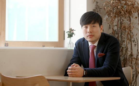 BH엔터테인먼트 손석우 대표(43세). 백기획, 싸이클론, 플레이어, 팬텀을 거쳐 2006년에 이병헌과 함께 BH엔터테인먼트를 세웠다./사진=박상훈 기자