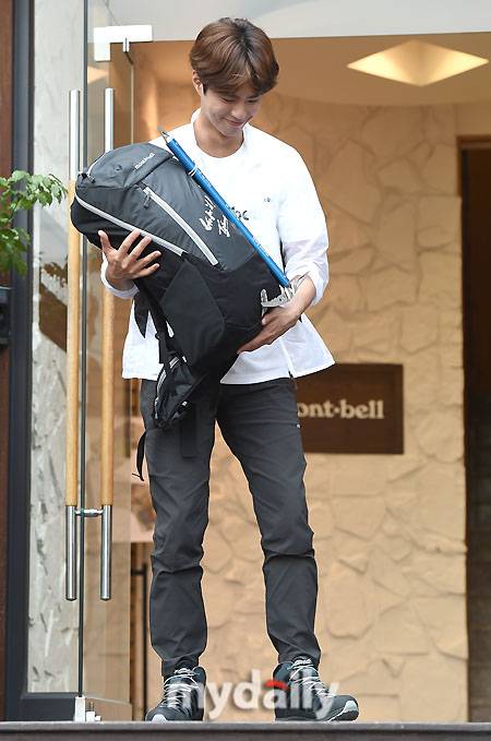 ▲ 가방 안은 박보검, '존재 자체가 사랑스러움'