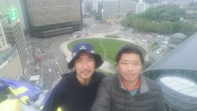 4월30일 오후 최정명(왼쪽)씨와 한규협(오른쪽)씨가 ‘기아차 사내하청 노동자의 정규직화’를 요구하며 325일째 농성을 이어가고 있다.