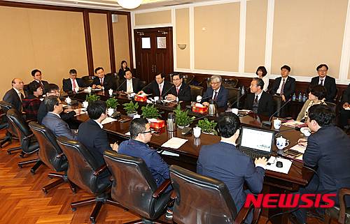 【서울=뉴시스】이영훈 여의도순복음교회 담임목사 등 국내 기독교계 인사들이 지난달 27일 중국 상하이에서 ‘2016 한중 신학교류회’와 관련해 중국기독교양회와 의견을 나누고 있다.