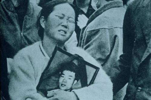 전태일 열사 장례식에서 어머니 이소선 여사가 아들의 영정을 껴안은 채 울부짖고 있다. (사진=전태일재단 홈페이지)