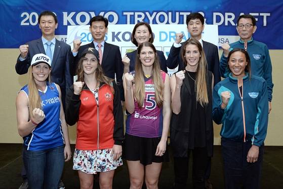 ▲ 매디슨 킹던, 사만다 미들본, 타비 러브, 레즐리 시크라, 알렉사 그레이(앞줄 왼쪽부터) 그리고 5개 구단 감독(뒷줄) ⓒ KOVO