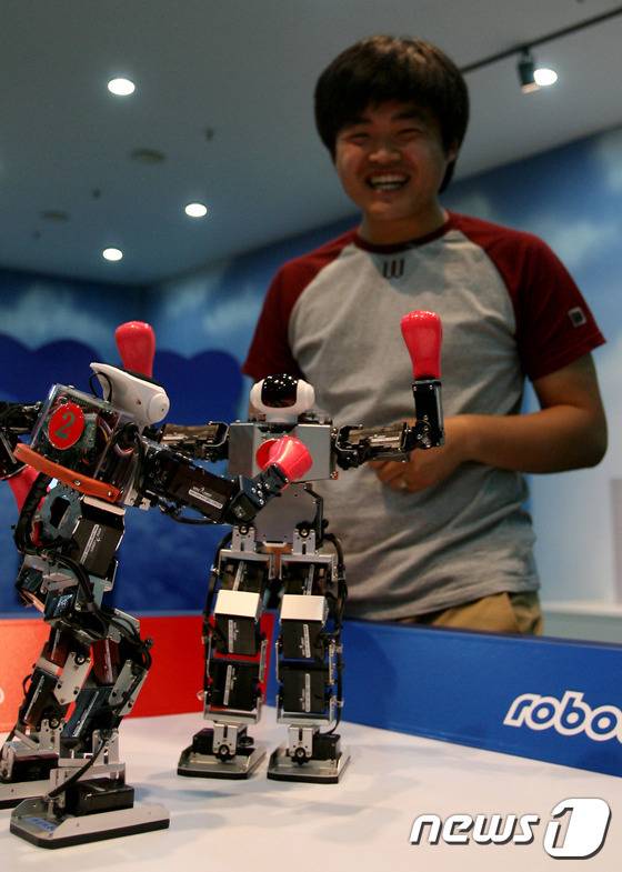 춘천로봇박물관에서 한 남성이 리모콘을 통해 로봇을 움직이고 있다. (뉴스1 DB) 2016.2.06/뉴스1 © News1 엄용주