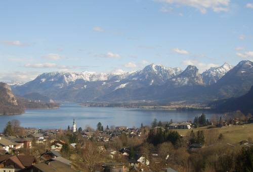 ② 유럽 배낭여행자들이 동경하는 호수 `할슈타트`. 70여 개의 호수를 품은 오스트리아의 대표적인 휴양지다. 영화 `사운드 오브 뮤직`의 배경으로도 나왔다.