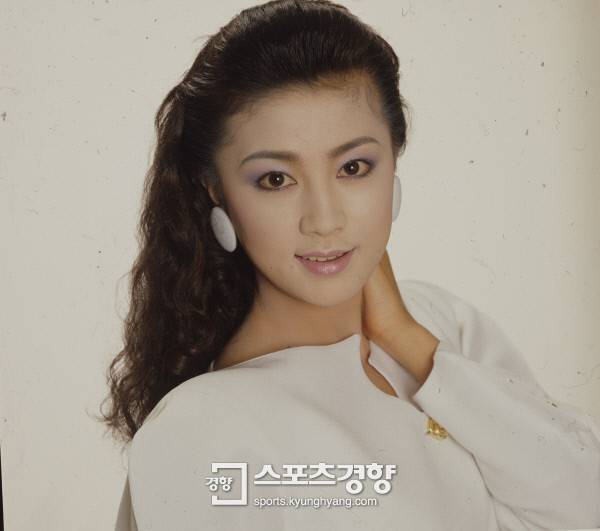 스튜디오에서 상반신 표지 사진을 한 김혜선. 1990년 경향신문 자료사진