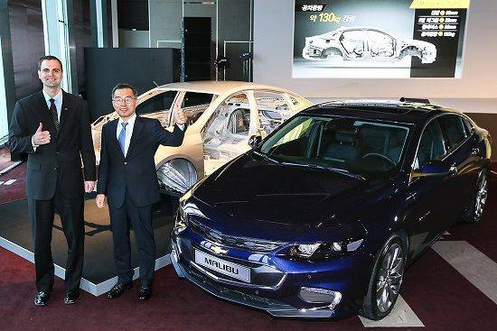 제레미 쇼트 말리부 글로벌 개발 담당임원 (왼쪽)과 황준하 한국GM 파워트레인 부문 전무가 '올 뉴 말리부' 차량과 차체 앞에서 포즈를 취하고 있다(사진=한국GM)