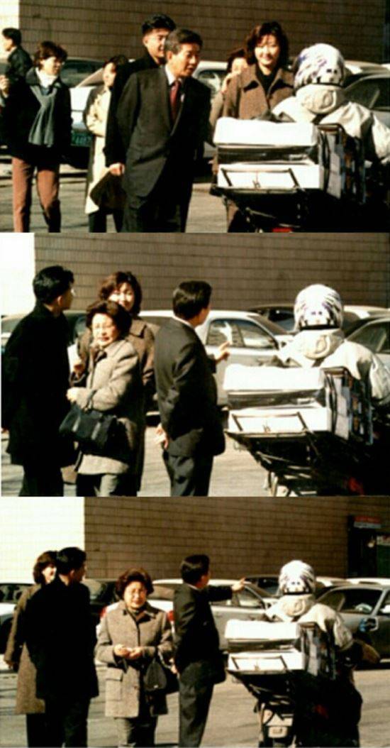 사진=블로그 뱃살나온 근육돼지 게시물 캡처. 길을 묻는 오토바이 운전자에게 친절하게 가르쳐주는 노무현 대통령. 이 사진 때문에 '오지랖 노통'이라는 별명이 생겼다.