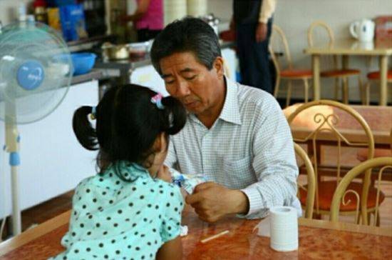 사진=온라인 커뮤니티 오늘의 유머. 퇴임 후 고향인 봉하마을로 돌아온 노 전 대통령은 손녀와 함께 행복한 시간을 보냈다.