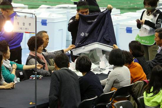 ⓒ연합뉴스 : 제20대 국회의원 선거가 치러진 4월13일, 개표위원들이 투표함을 개봉하고 있다.