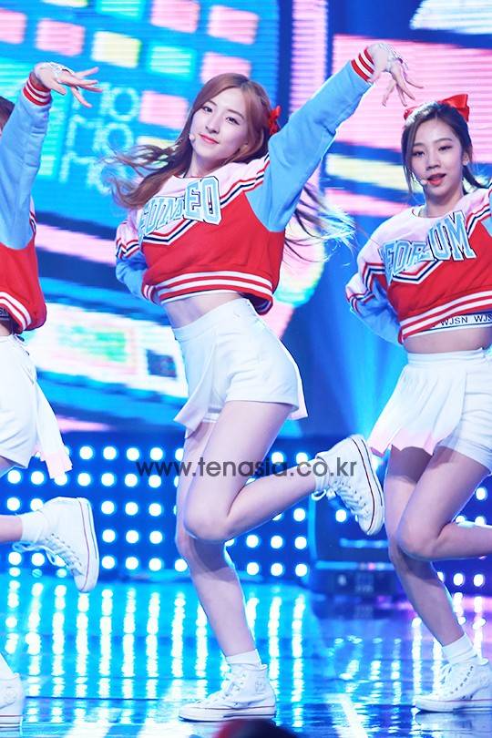 우주소녀 은서가 상큼한 무대를 선보이고 있다. (쇼챔피언)