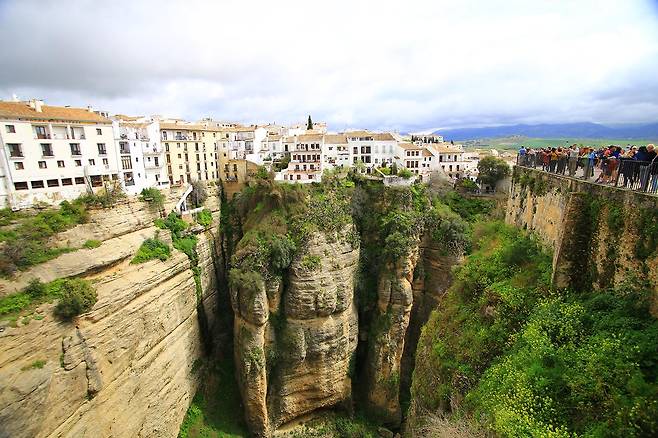가파른 절벽 위의 하얀 마을 론다의 아찔한 풍경.