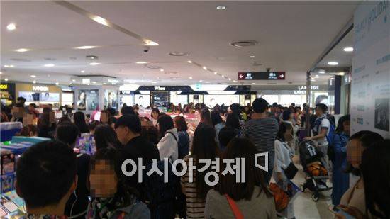 6일 서울 중구에 위치한 롯데백화점 본점 내 롯데면세점 모습. 중국인 관광객들로 발 디딜 틈이 없다.