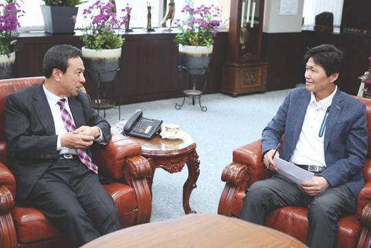 이신근 회장(왼쪽)과 정동철 편집장