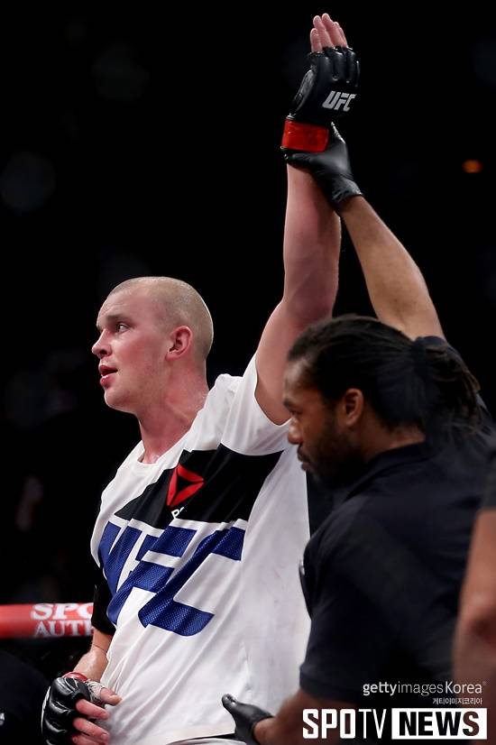 ▲ 스테판 스트루브(왼쪽)는 9일(한국 시간) 안토니오 실바를 TKO로 이겼다. ⓒGettyimages