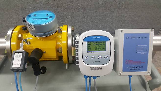 도담에너시스가 자체 개발한 AMI. 국내 최초로 국산화에 성공한 산업용 온압보정기를 탑재했다.